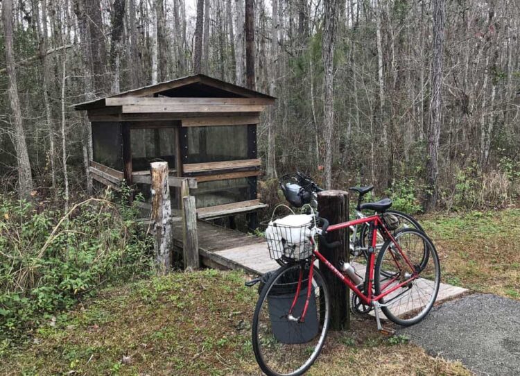 Along the trail there are regular rest stops, including this little screened hut. (Photo: Bonnie Gross)