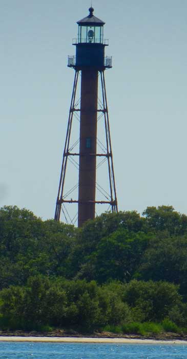 Things to do in Tarpon Springs: On the boat trip, you see the Anclote Key lighthouse only from the water at a disance. (Photo: David Blasco)
