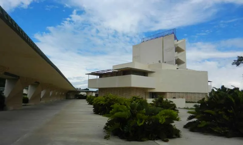 Frank Lloyd Wright Florida Southern College campus: The most striking building in the Frank Lloyd Wright-designed campus is the tall Annie Pfeiffer Chapel, whose tower is called “the bicycle rack in the sky.” Note the Wright-designed covered walkway along the left.
