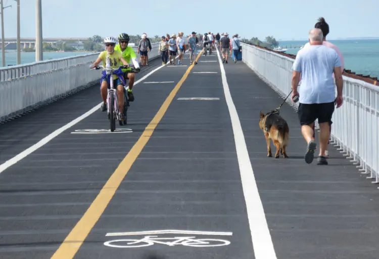 The Old Seven Mile Bridge has clear lane markings for pedestrians and bicyclists, maintaining safe one-way traffic. (Photo: David Blasco)