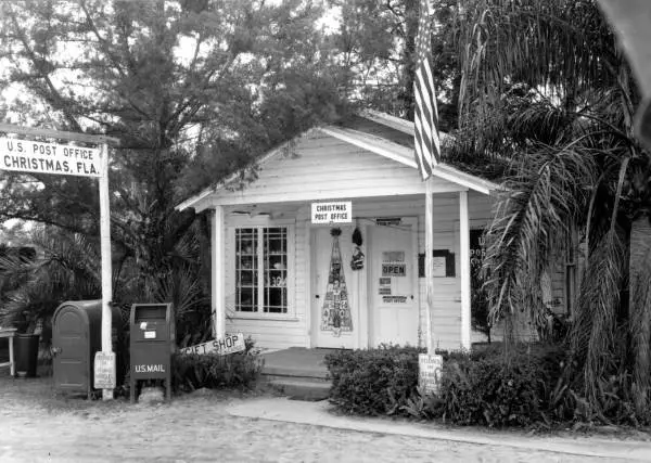 As this circa 1950s photo of the Christmas Post Office shows, the building and its staff have long celebrated the Christmas holiday. Photo courtesy the State Archives of Florida.