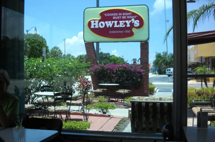 Howley's sign hasn't changed. (Photo: David Blasco)