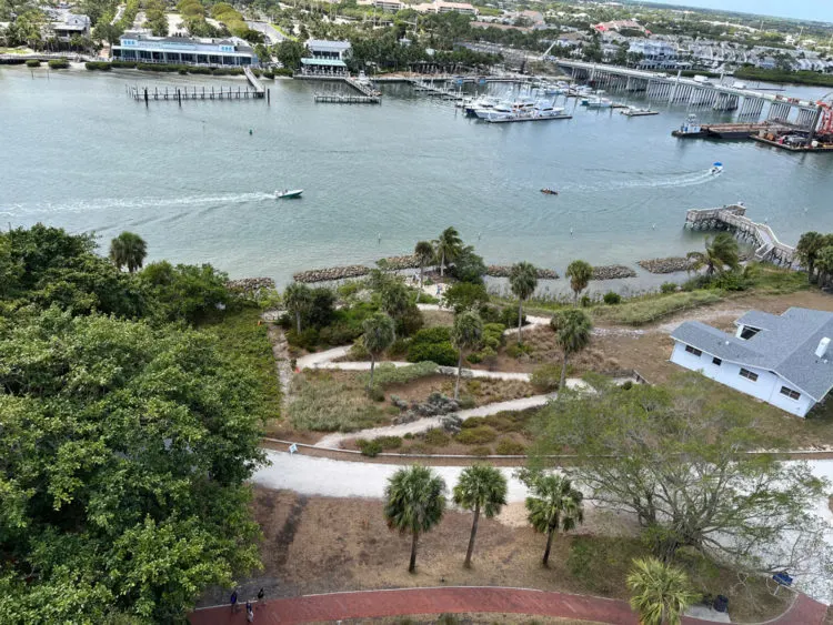The meandering gravel walkway leads to park benches along the Jupiter Inlet. Sit back, watch the boats drift by and keep an eye out for sea turtles, manatees and tropical birds.