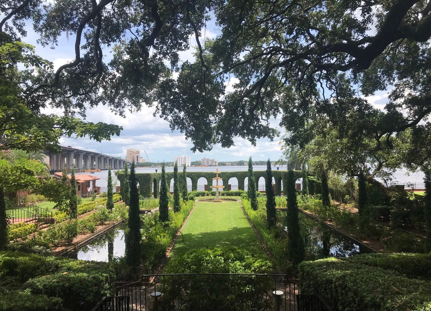 Visiting Jacksonville: Located on the St. Johns riverfront, the gardens at the Cummer Museum beg to be photographed. (Photo: Bonnie Gross)