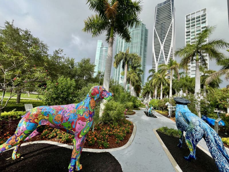 The Cats and Dogs Walkway next to the Frost and Perez Museums with the skyline in teh background. (Photo: Bonnie Gross)