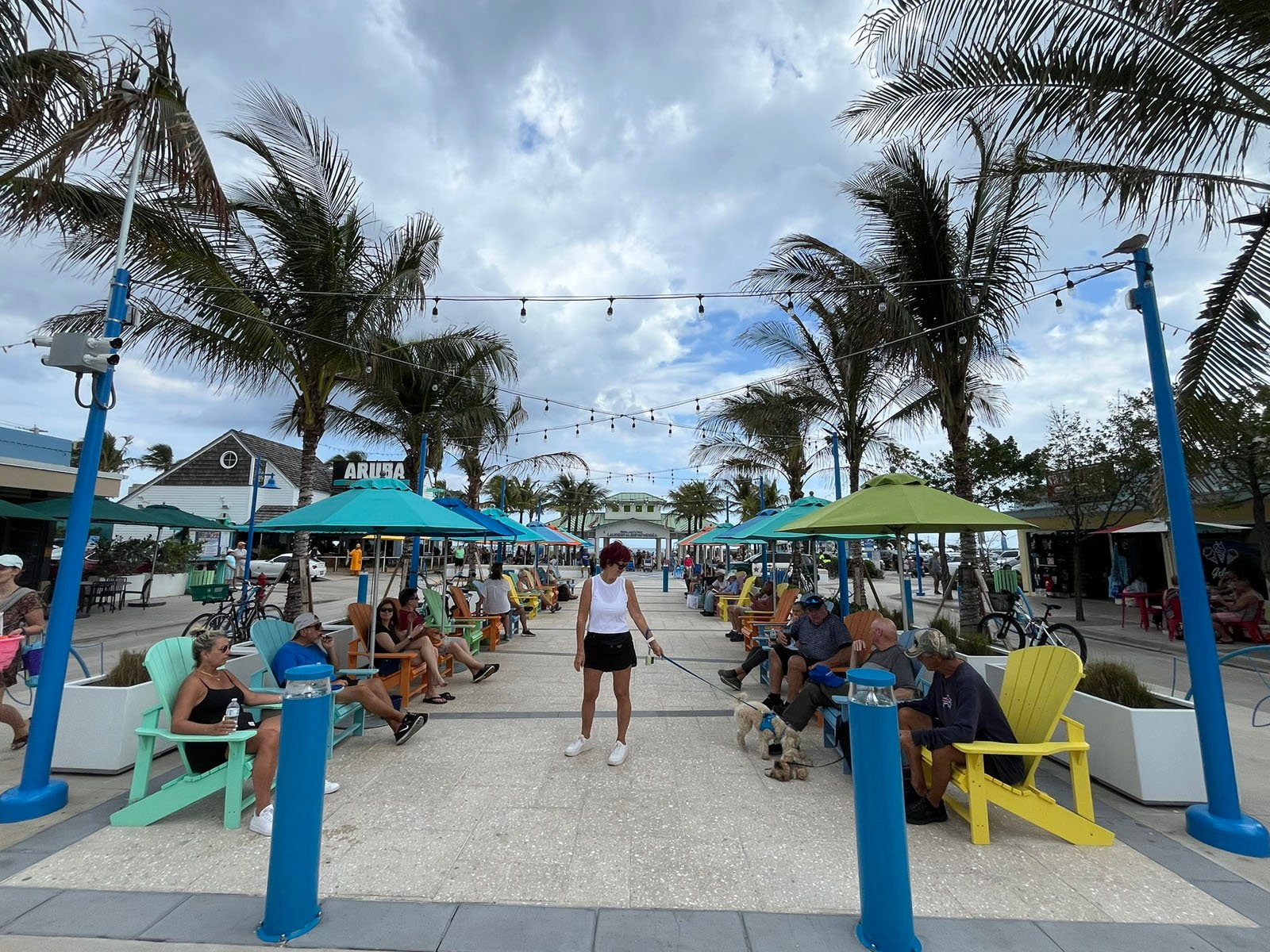 Best lil' beach towns 9 The Lauderdale-by-the-Sea plaza at the heart of the beach area is an appealing place to have a seat under an umbrella. (Photo: Bonnie Gross)