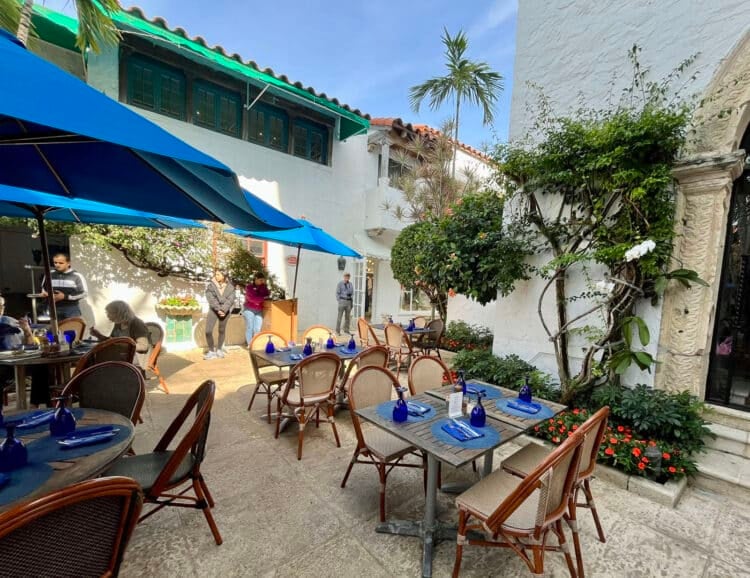 On Worth Avenue, you'll find gossip and gorgeous scenes in Palm Beach walking tour 6 Many of the vias off Worth Avenue are home to restaurants and cafes. This Pizza Al Fresco in Via Mizner, an affordable and delicious choice for lunch or dinner. (Photo: Bonnie Gross)